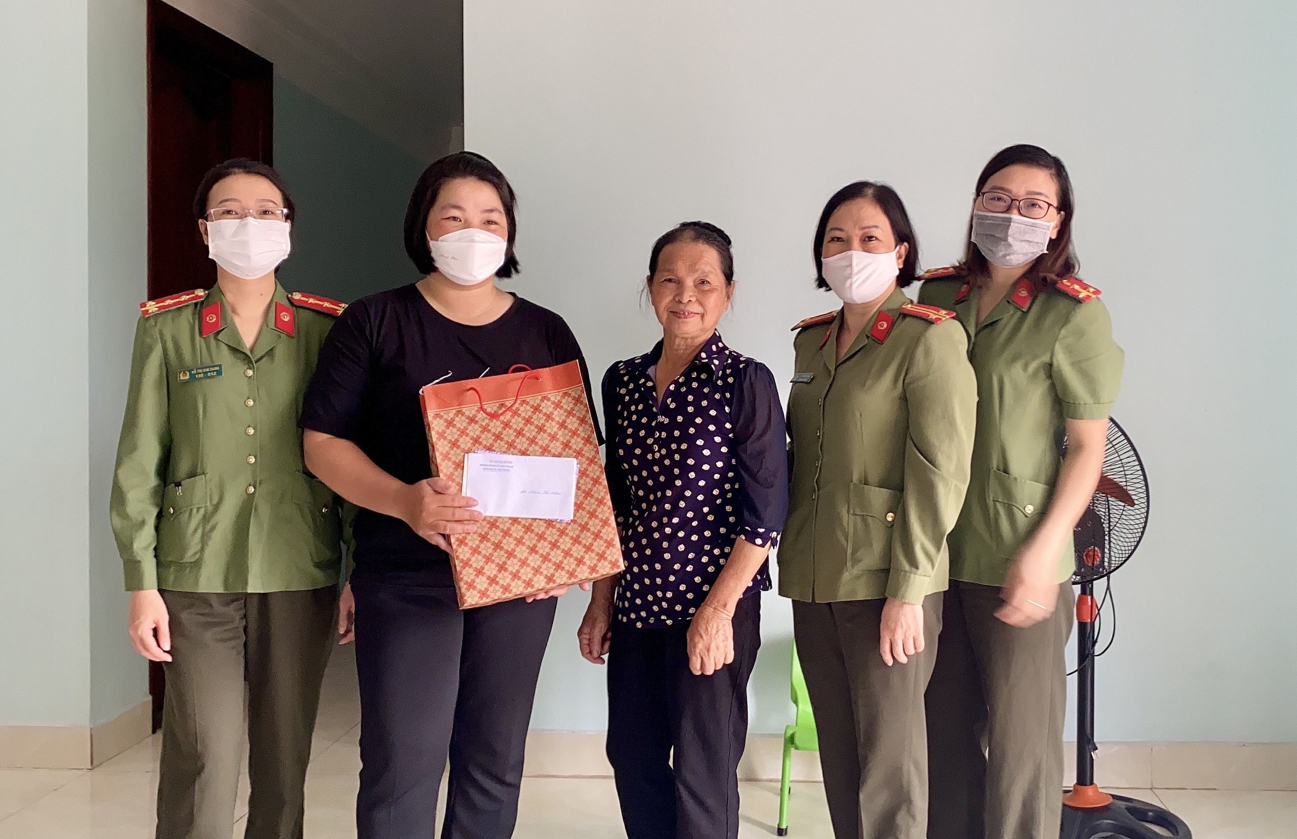 Hội phụ nữ Phòng Tổ chức cán bộ - CATP: Thăm hỏi, tặng quà hội viên hoàn cảnh khó khăn